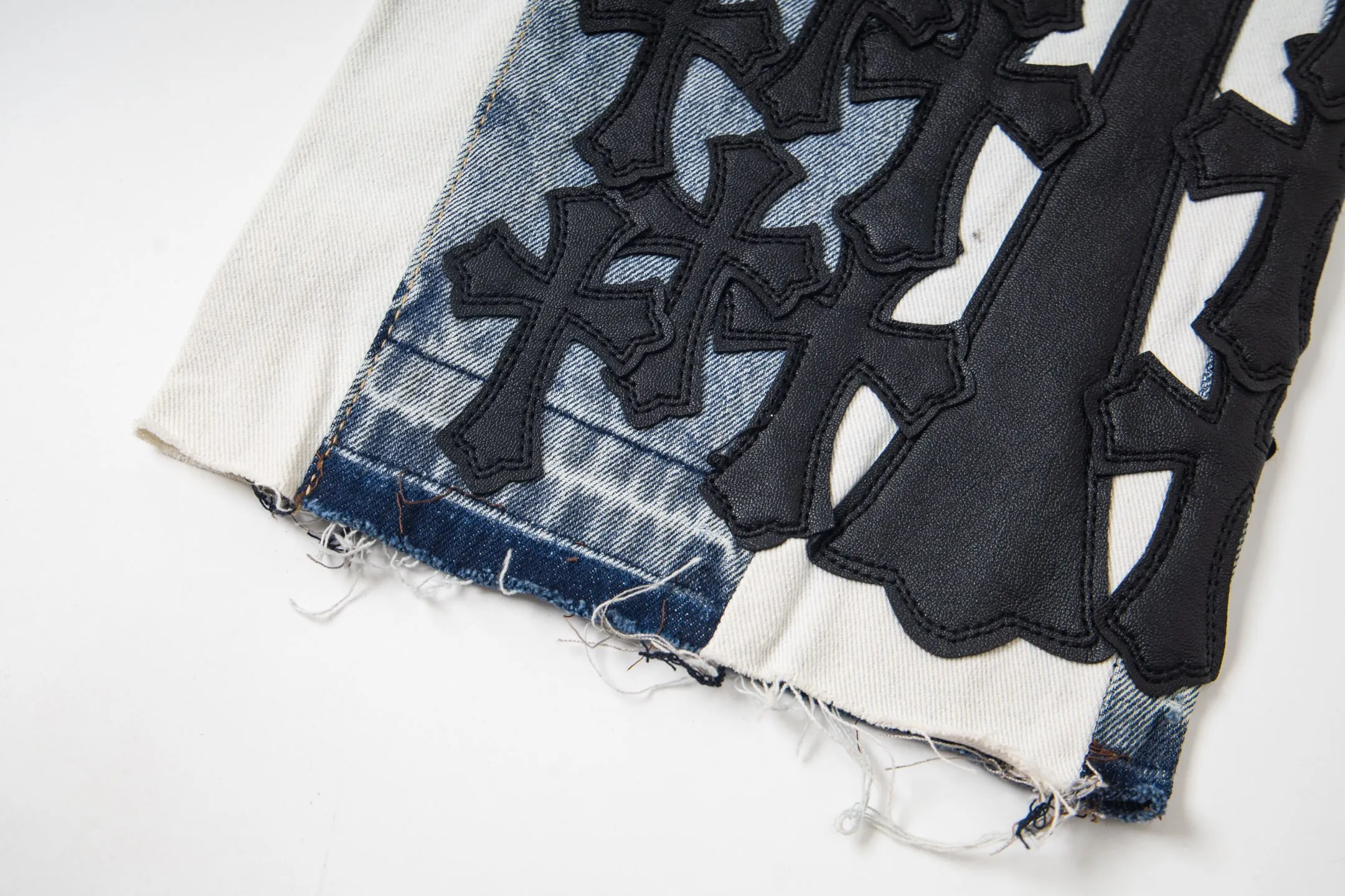 P270 Chrome Hearts Gallery 2025 new limited edition black large cross flared jeans are a hot item this season and are sought after by countless celebrities and fashionistas. The neat details of the cutting process add color to the playful fashion! The neat and meticulous design, and the well-fitting structure is unique. The upper body not only has outstanding recognition, but also looks younger and younger. A style with the ultimate wearing meaning and performance, gorgeous color matching, and the craftsmanship of this style is also extremely extraordinary. After the finished product is washed, it is disassembled and hand-made with sheepskin cross leather and then spliced ​​together to complete. The whole piece has too many craftsmanship to describe. It is decorated with patchwork cross flowers and high-waisted washed jeans! ! Absolutely high-end luxury product, a god-level single product, a super popular product, made by top heavy industry, a magic weapon that cannot be missed to hit the streets. Style number: 1845 Size: 28 30 32 34 36 Color: blue